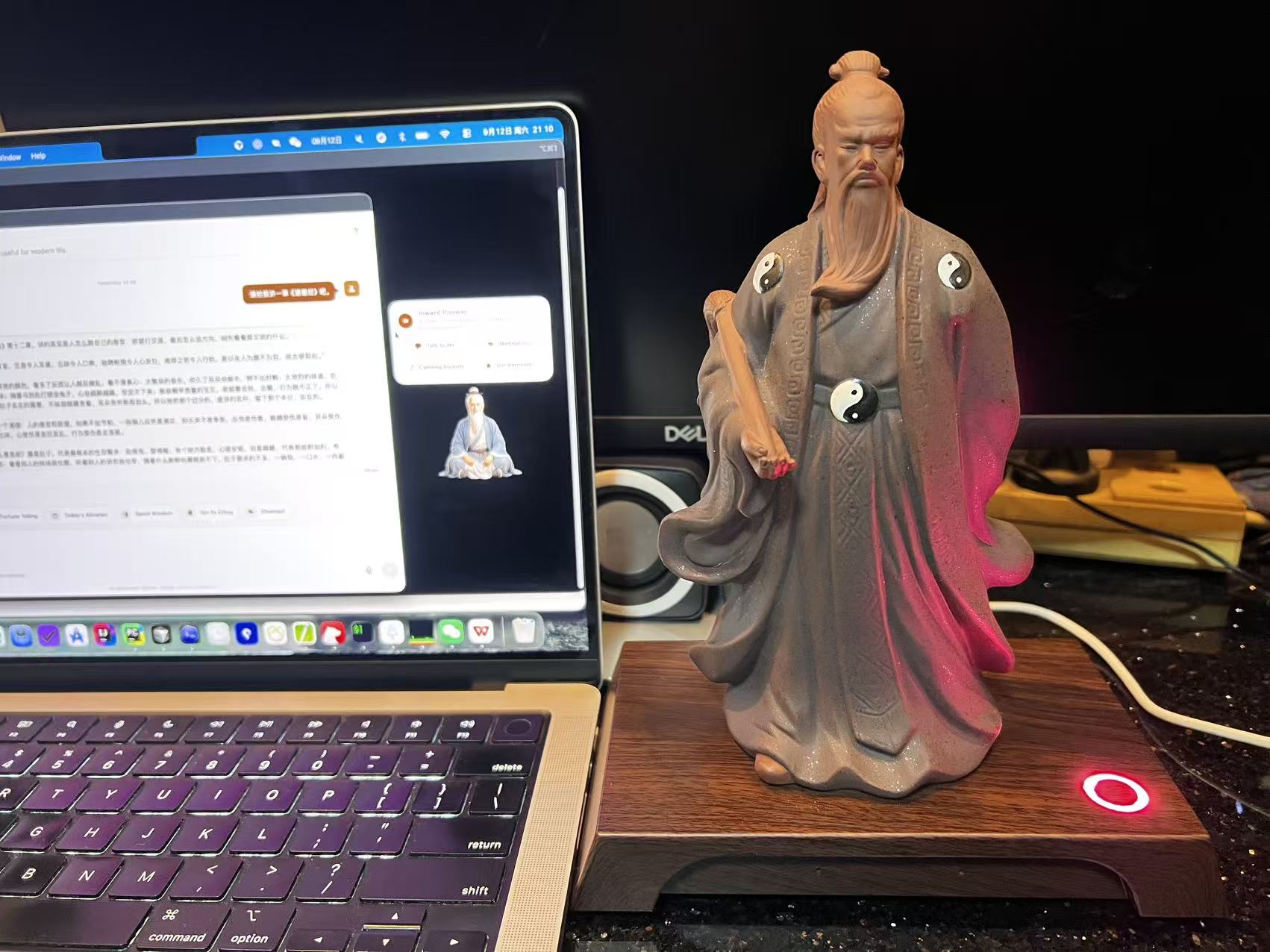 电脑上运行的静行者与桌面旁的 Zen Echo 张三丰 AI 摆件